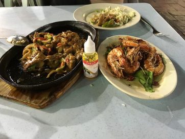 Krevety a fľaštička Chillis na stole v Indonézii