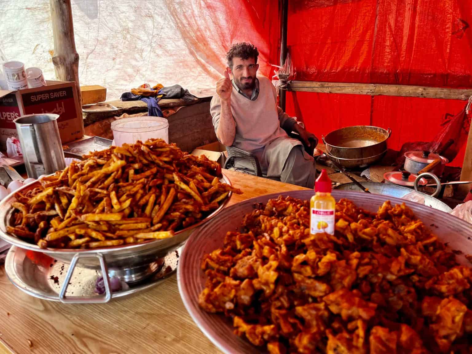 Pouličný stánok s vyprážaným jedlom a fľaštičkou Chillis