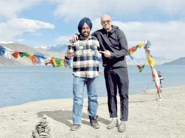 Dvaja muži na brehu jazera Pangong