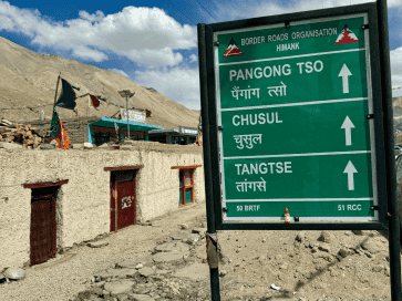 Smerová tabuľa k jazeru Pangong Tso v Ladakhu