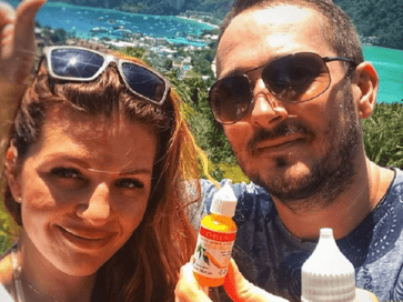 Spoločná fotka s fľaštičkou Chillis nad morskou zátokou v Thajsku