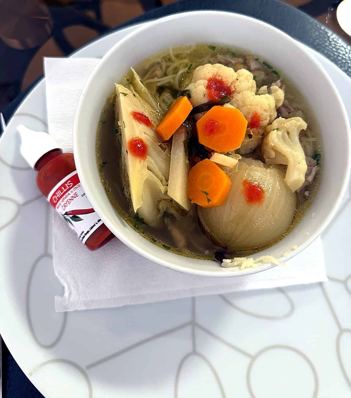 Slepačí vývar s kvapkami tekutého chilli Cayenne a fľaštičkou Chillis