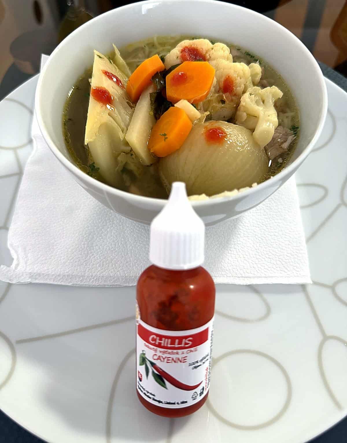 Fľaštička tekutého chilli Cayenne 30 ml pred miskou polievky