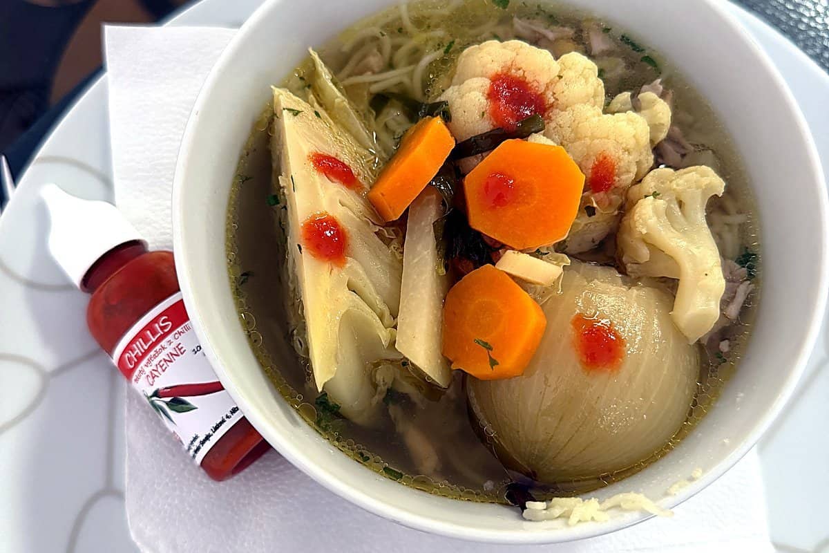 Slepačí vývar s kvapkami tekutého chilli Cayenne